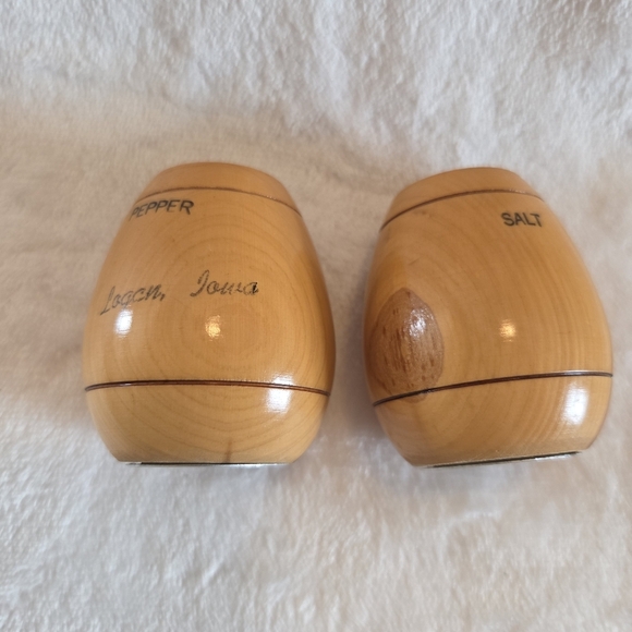 Vintage 2 Tone Wooden Barrel Salt And Pepper Shakers Collectible Logan Iowa - Picture 3 of 9